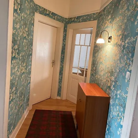 3zimmer-wohnkueche-altbau-90m2-eigener Parkplatz דירה *