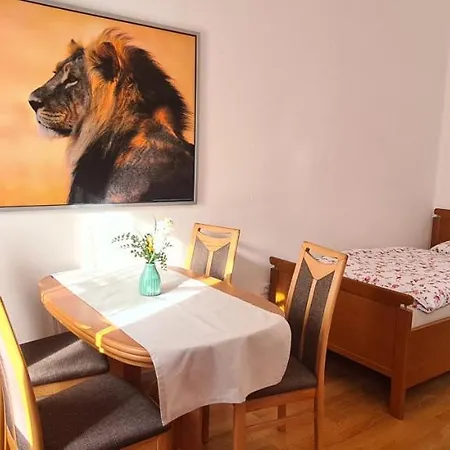 شقة 3zimmer-wohnkueche-altbau-90m2-eigener Parkplatz *