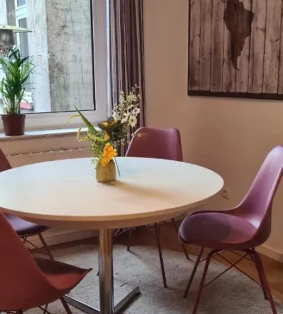 3zimmer-wohnkueche-altbau-90m2-eigener Parkplatz Apartment