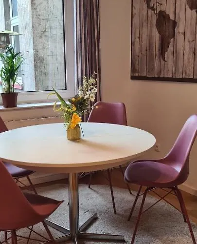 3zimmer-wohnkueche-altbau-90m2-eigener Parkplatz شقة